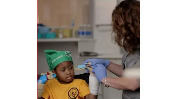 اولین کودک با دو دست پیوندی  + فیلم 