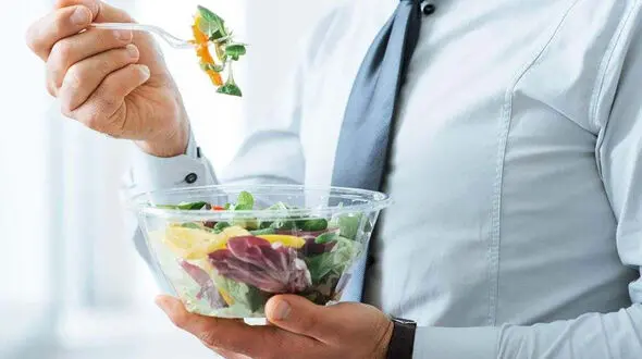مضرات ایستاده و فواید نشسته غذا خوردن + اینفوگرافی