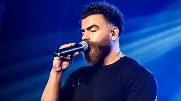 فیلم رفتار عجیب معین به خاطر اشتباهش در کنسرت ! /  خودش را کتک زد