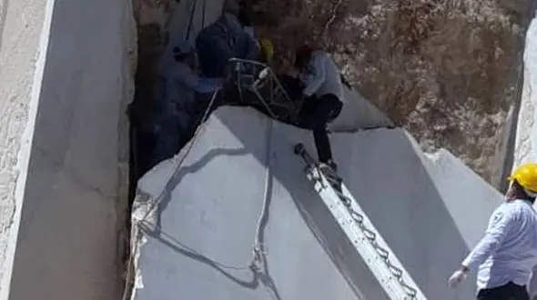 ریزش سنگ در معدن مرمریت خوسف / یک کارگر مصدوم شد + عکس