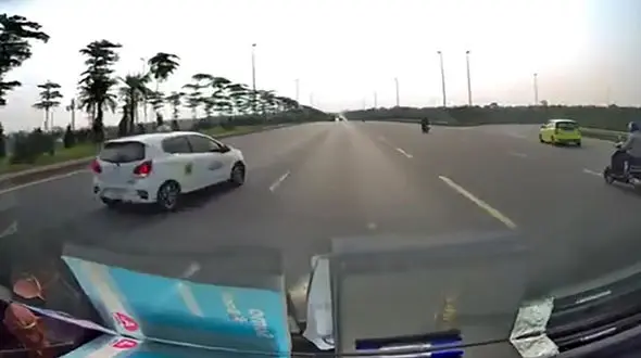 لحظه چپ کردن خودرو در اتوبان به خاطر اشتباه یک راننده + فیلم/چین