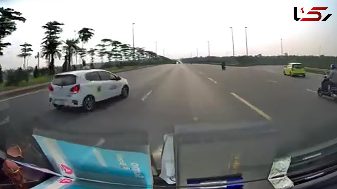 لحظه چپ کردن خودرو در اتوبان به خاطر اشتباه یک راننده + فیلم/چین