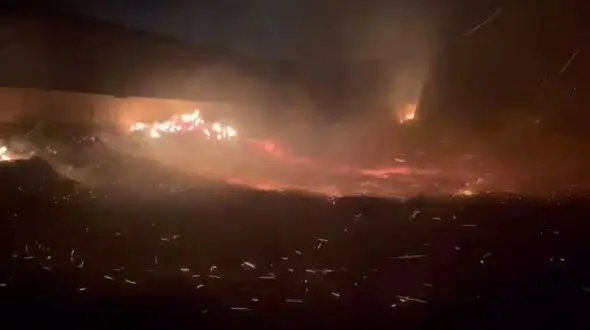 مهار آتش محوطه انبار جو در مهدیشهر