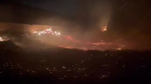 مهار آتش محوطه انبار جو در مهدیشهر
