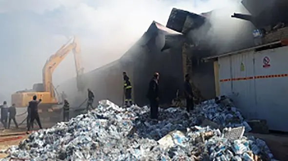  آتش سوزی در کارخانه سرنگ سازی منطقه نصرآباد تفت