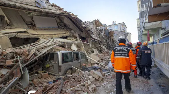 لحظه وقوع زلزله و اشهد خواندن جوان ترکیه ای + فیلم