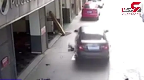 پدر بی‌احتیاط، پسرش را با ماشین زیر گرفت +فیلم 