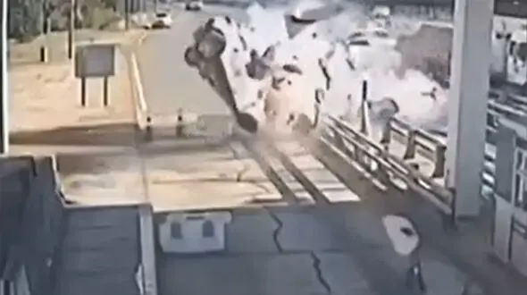 ببینید / لحظه وحشتناک پودر شدن خودرو در برخورد با جدول