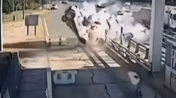 ببینید / لحظه وحشتناک پودر شدن خودرو در برخورد با جدول