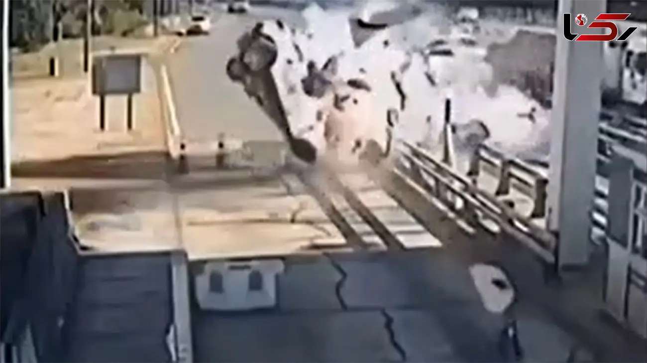 ببینید / لحظه وحشتناک پودر شدن خودرو در برخورد با جدول