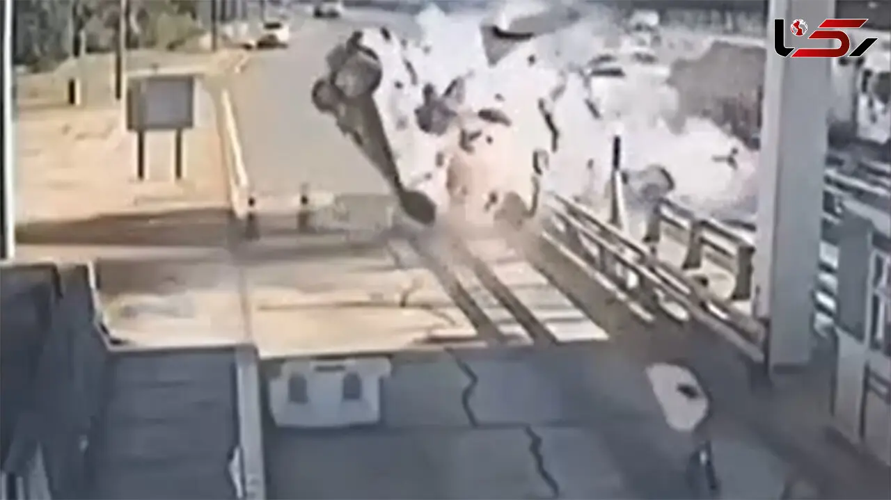 ببینید / لحظه وحشتناک پودر شدن خودرو در برخورد با جدول