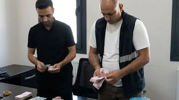 فیلم  لحظه بازداشت گدای ایرانی در ترکیه با بیش از 60 هزار لیر پول نقد