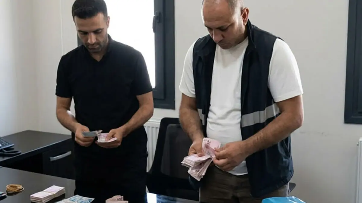 فیلم لحظه بازداشت گدای ایرانی در ترکیه با بیش از 60 هزار لیر پول نقد