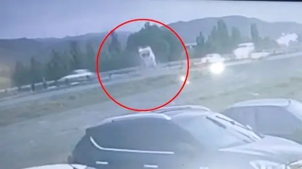 فیلم لحظه پرواز مرگبار پراید در جاده زنجان 