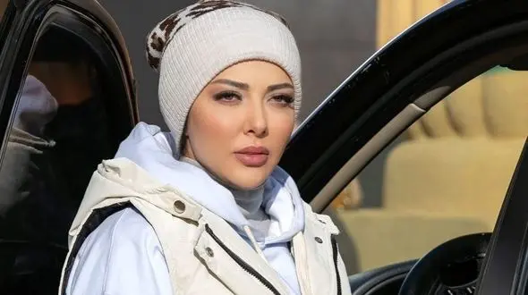 ژست جالب لیلا اوتادی در مسجد ابوظبی با کت و شلوار مزونی سفید به سبک رزی هانتینگتون +عکس