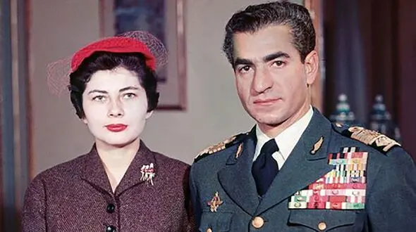 عکس سفر در زمان /  «محمدرضا پهلوی» در حال ورود به مراسم دومین عروسی‌اش با ملکه دوم در کاخ مرمر تهران؛ سال 1329