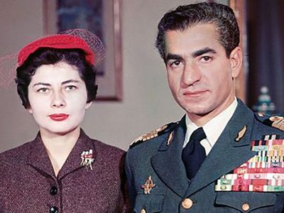 عکس سفر در زمان / شاه پهلوی در حال سیگار کشیدن در مراسم ازدواج دومش با ثریا اسفندیاری ؛ سال 1329