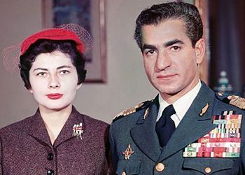 عکس سفر در زمان / شاه پهلوی در حال سیگار کشیدن در مراسم ازدواج دومش با ثریا اسفندیاری ؛ سال 1329