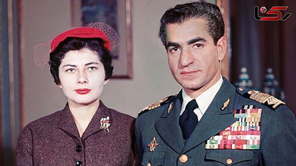 عکس سفر در زمان / شاه پهلوی در حال سیگار کشیدن در مراسم ازدواج دومش با ثریا اسفندیاری ؛ سال 1329