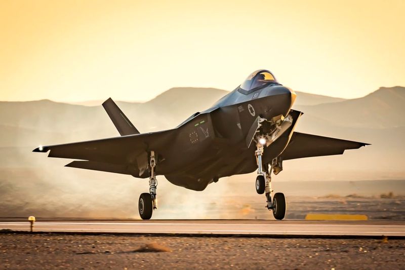 جنگنده‌ی F-35 در حال برخاست از زمین