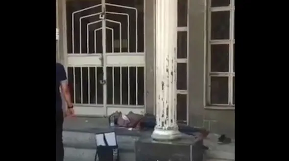 فیلم تکاندهنده از جنازه یک مرد روی پله های بانک ملی / در روز روشن چه خبر است؟