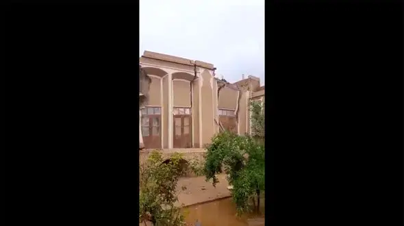 فیلم شوک آور از لحظه فرو ریختن بنایی تاریخی در تفت بر اثر سیل  / ببینید