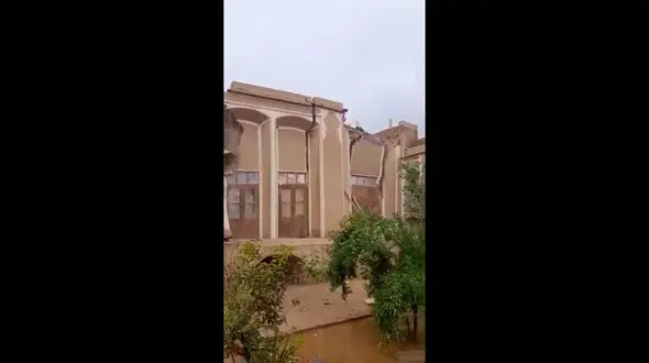 فیلم شوک آور از لحظه فرو ریختن بنایی تاریخی در تفت بر اثر سیل  / ببینید
