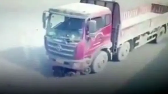 راننده کامیون 10 متر زن جوان را روی زمین کشید + فیلم
