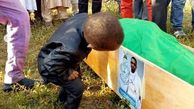 
آخرین دیدار جانسوز فرزند خردسال نیجریه‌ای با پدر شهیدش +تصاویر
