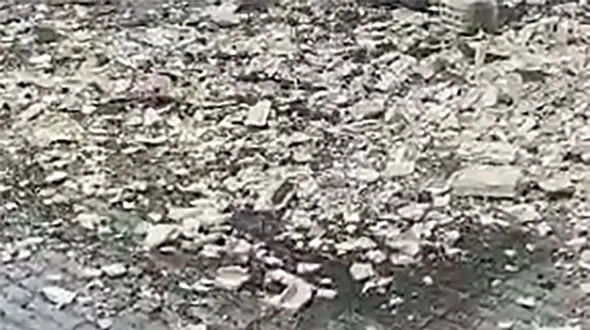 ریزش دیوار ساختمان بر اثر تندباد در کرمانشاه + فیلم