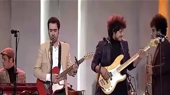 فیلم  آواز بهشتی شهاب حسینی با گیتارزنی خودش ! / آقای بازیگر همه را سوپرایز کرد !  