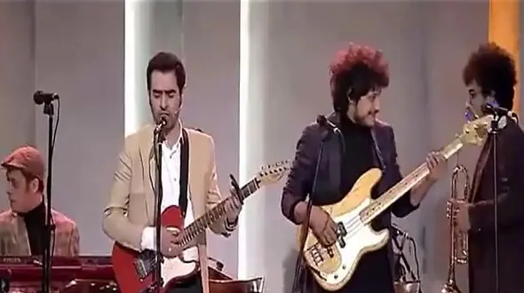 فیلم  آواز بهشتی شهاب حسینی با گیتارزنی خودش ! / آقای بازیگر همه را سوپرایز کرد !  