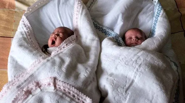 عکس / 2 قلوهای نجات یافته از زایمان مادر بیمار مریوانی