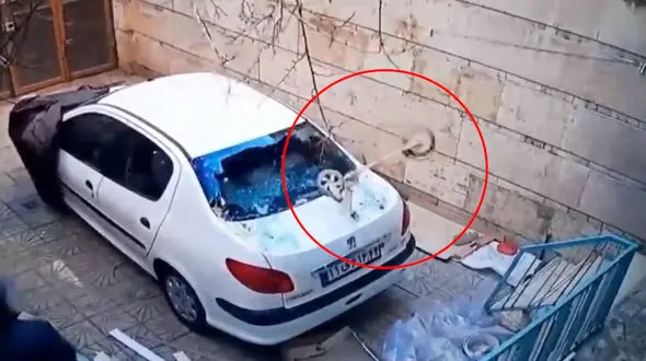 کودک پردردسر شیشه پژو 206 را پوکاند + فیلم 