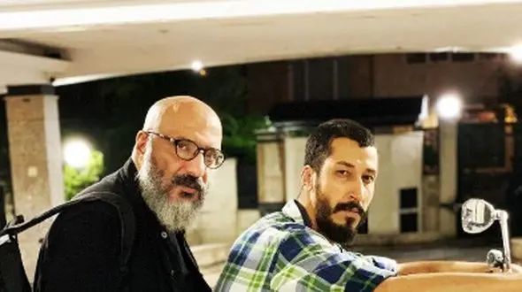 فیلم/ بهرام افشاری: خدا شاهده دوران مدرسه وقتی از جلوی مدرسه دخترونه رد میشدیم،دوستام شیطونی می‌کردن، یکی تک‌چرخ میز.... یکی خوانندگی می‌کرد...من ولی....