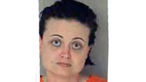 زن جوان پدر و نامزدش را با دستگاه میخکوب کشت+عکس