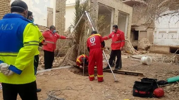 عکس / دختر یزدی در قعر چاه عمیق / او فقط ناله می کرد