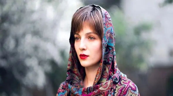 ژست خاص مهسا حجازی وسط خیابان، جنجالی در شبکه‌های اجتماعی: و تصمیم گرفت پاییز و جشن بگیره حتی اگر با دود، حتی اگر با بغض!