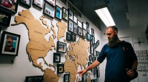 بازگشت مسافر کل کشورهای دنیا پس از یک دهه به منزلش + عکس