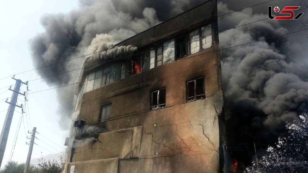 آتش گرفتن 12 خودرو در کارخانه تولید رنگ / آسمان غرب تهران در دود گم شد +عکس