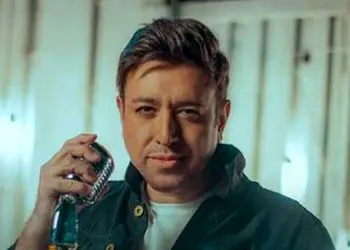 دانلود آهنگ «چشمای مشکیت» از امین رستمی/ روی هرچیزی غیر تو چشم بستم...