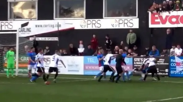 مورتال کامبت در زمین فوتبال ! / 7 کارت قرمز در یک بازی + ویدیو