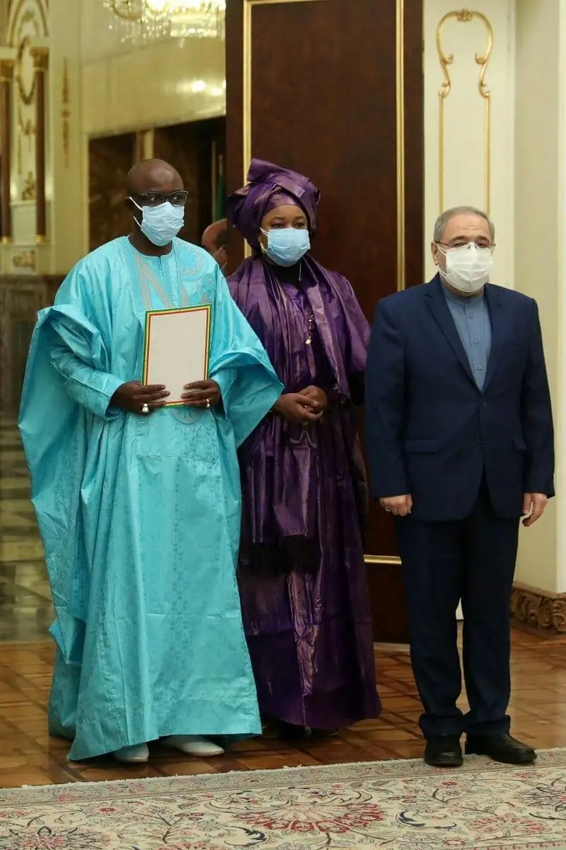 لباس سنتی و نیمه برهنه سفیر جدید غنا در دیدار رسمی با حسن روحانی