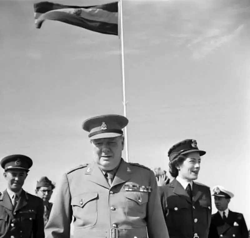 عکسی کمتر دیده‌شده از وینستون چرچیل، نخست‌وزیر وقت بریتانیا، و دخترش سارا در کنفرانس تاریخی تهران در آذرماه سال ۱۳۲۲ منتشر شد.