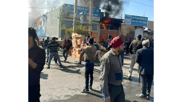 آتش‌سوزی انبار لوازم خودرو در مایان + عکس ها