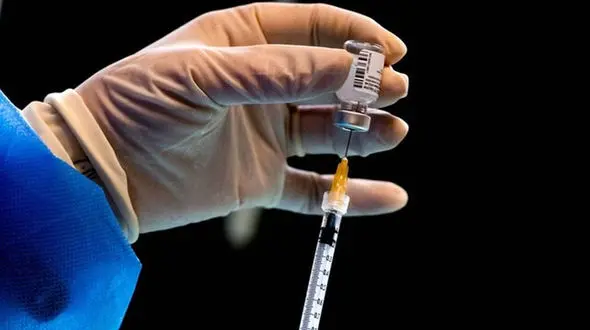 پارتی‌بازی در واکسیناسیون کرونا در ایران! / توجیه خنده دار !