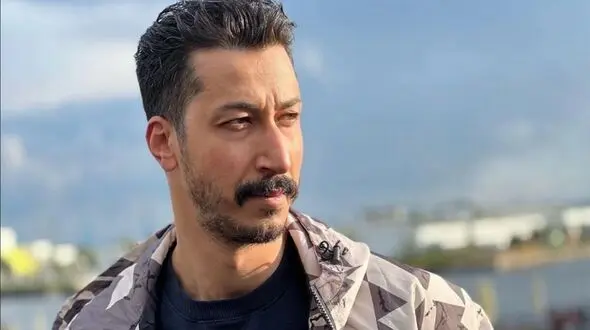 ژست جالب و لاکچری گونه بهرام افشاری در استرالیا+عکس/ شروع زودهنگام سفر نوروزی آقای بازیگر