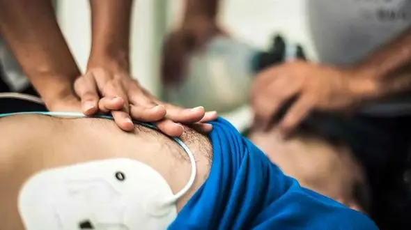 دکتر توکلی زاده را می شناسید؟ / او هنگام طبابت در کما فرو رفت + فیلم لحظه سکته