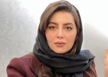 نگاهی به چیدمان منزل هدیه بازوند «روژان سریال نون خ» /ساز دستی کالیمبا، گل سانسوریا و شفلرا، شمع، پرده های دورنگ و...