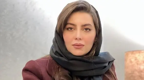 نگاهی به چیدمان منزل هدیه بازوند «روژان سریال نون خ» /ساز دستی کالیمبا، گل سانسوریا و شفلرا، شمع، پرده های دورنگ و...